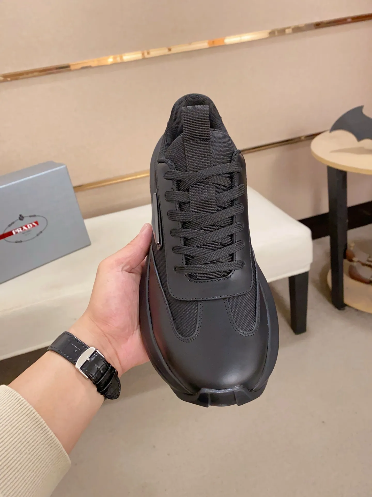 Men's shoes 💰 660💰 ✔️✔️✔️Higher version High-quality new PRADA (Prada) counters are launched simultaneously. The new men's shoes and 😘fabrics are made of high-tech glue-making technology. Lining: Full cowhide lining. 👍🏿 High-end ☄️ Air-cushion molded anti-slip foam outsole, exquisite lines, simple and elegant, comfortable and high-end for leisure travel. Code number: 38 to 44 (45 can be customized and cannot be returned or exchanged)
